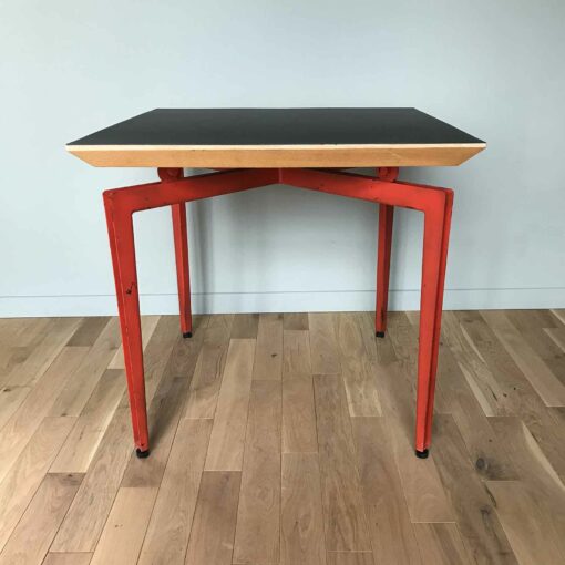 Table design 1980 ou bureau des années 80 plateau noir et piétement métal rouge